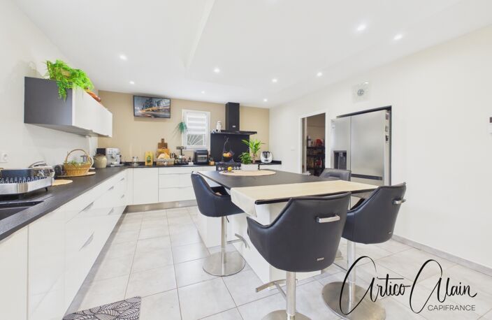 Maison de plain-pied 200 m² avec appartement indépendant et piscine — photo 5