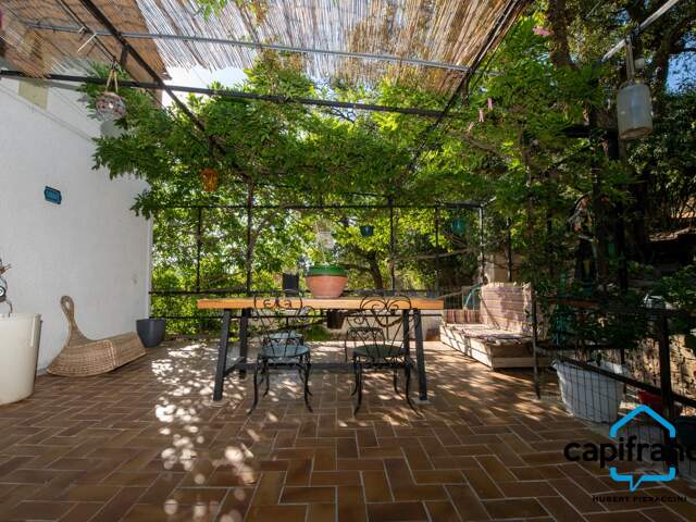 Bormes les mimosas 83 Maison constituée par deux appartements , le lot 1 et 2 constitué par un appartement et 387 m2 — photo du bien