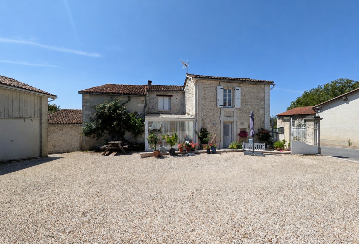Maison 4 chambres - 116 m² avec dépendances, garage et terrain 871 m² – Proche Villebois-Lavalette — photo 1