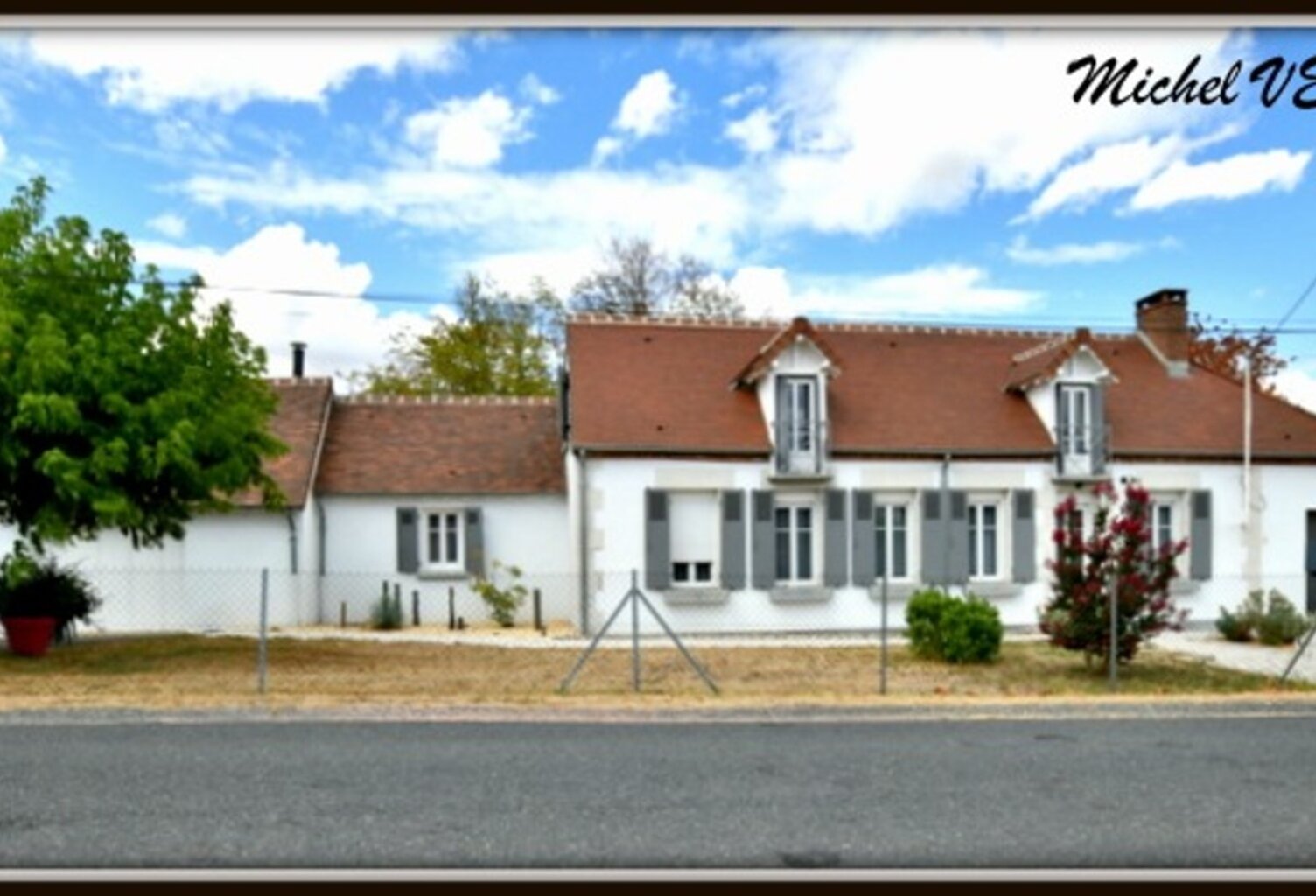 Maison à vendre 8 pièces NEUILLY LE REAL (03), plain-pied, 4 chambres, garage, grange, terrain 2803 m² — photo 1