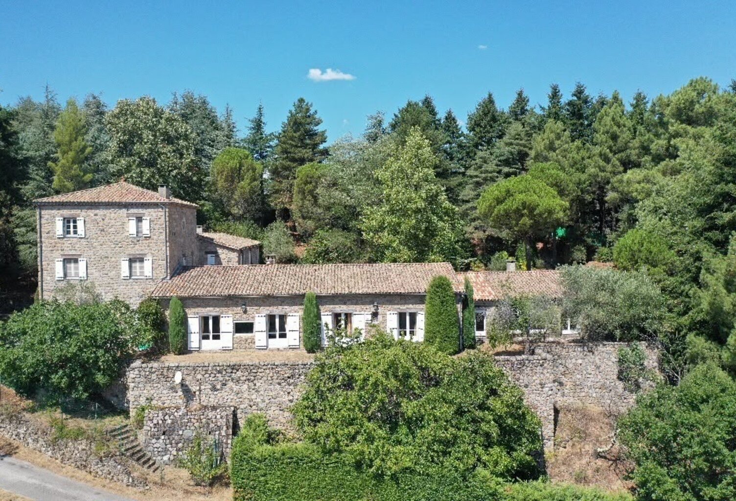 Propriété de caractère en pierre – 556 m² – Saint-Étienne-de-Serre — photo 1