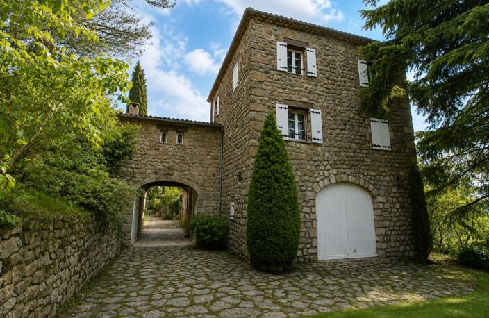Propriété de caractère en pierre – 556 m² – Saint-Étienne-de-Serre — photo 3