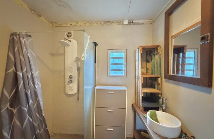 À vendre maison de 100 m² à rénover comprenant deux appartements T3 et vue mer – La Rivière Saint-Louis — photo 5