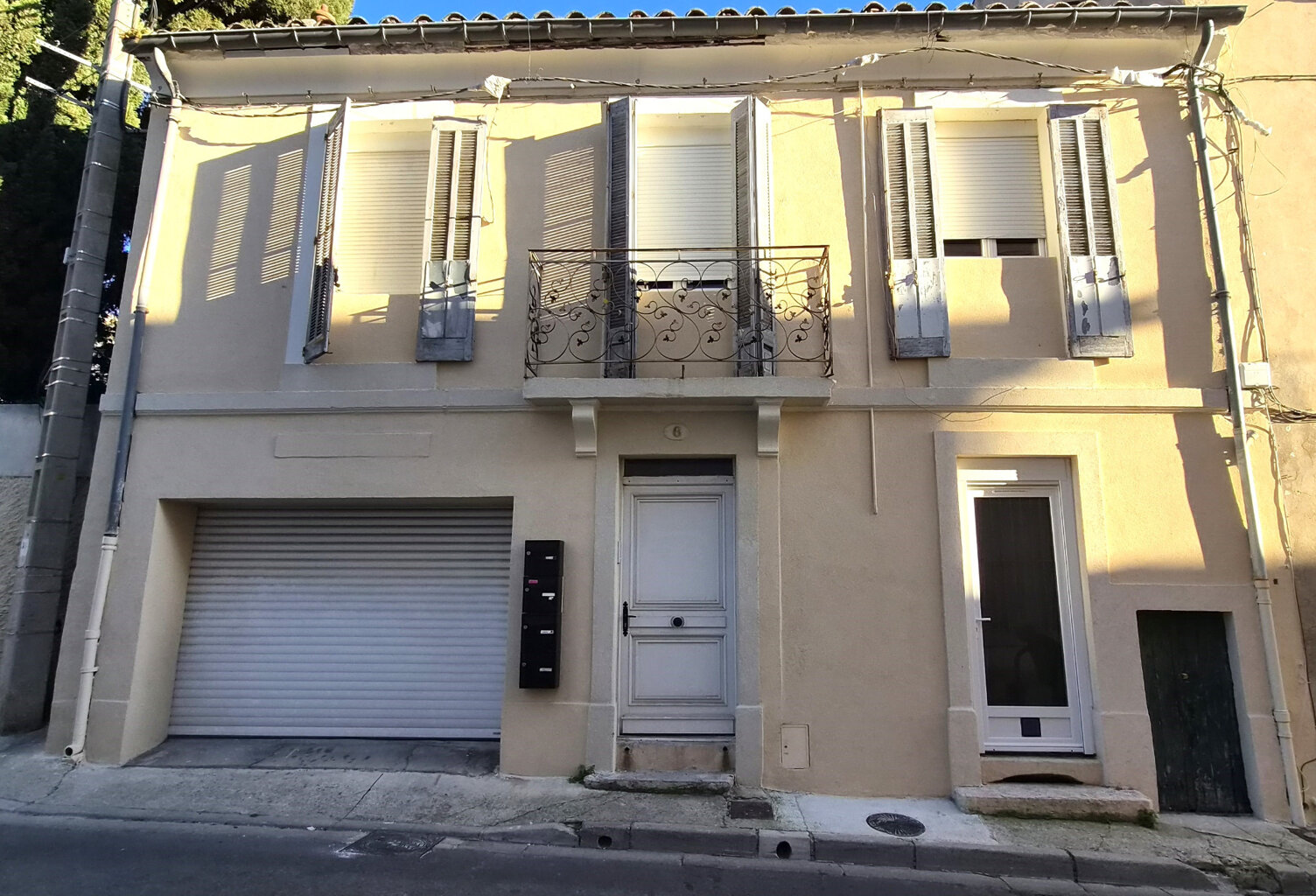 Immeuble avec 4 appartements et un garage à vendre à NIMES (30) — photo 1
