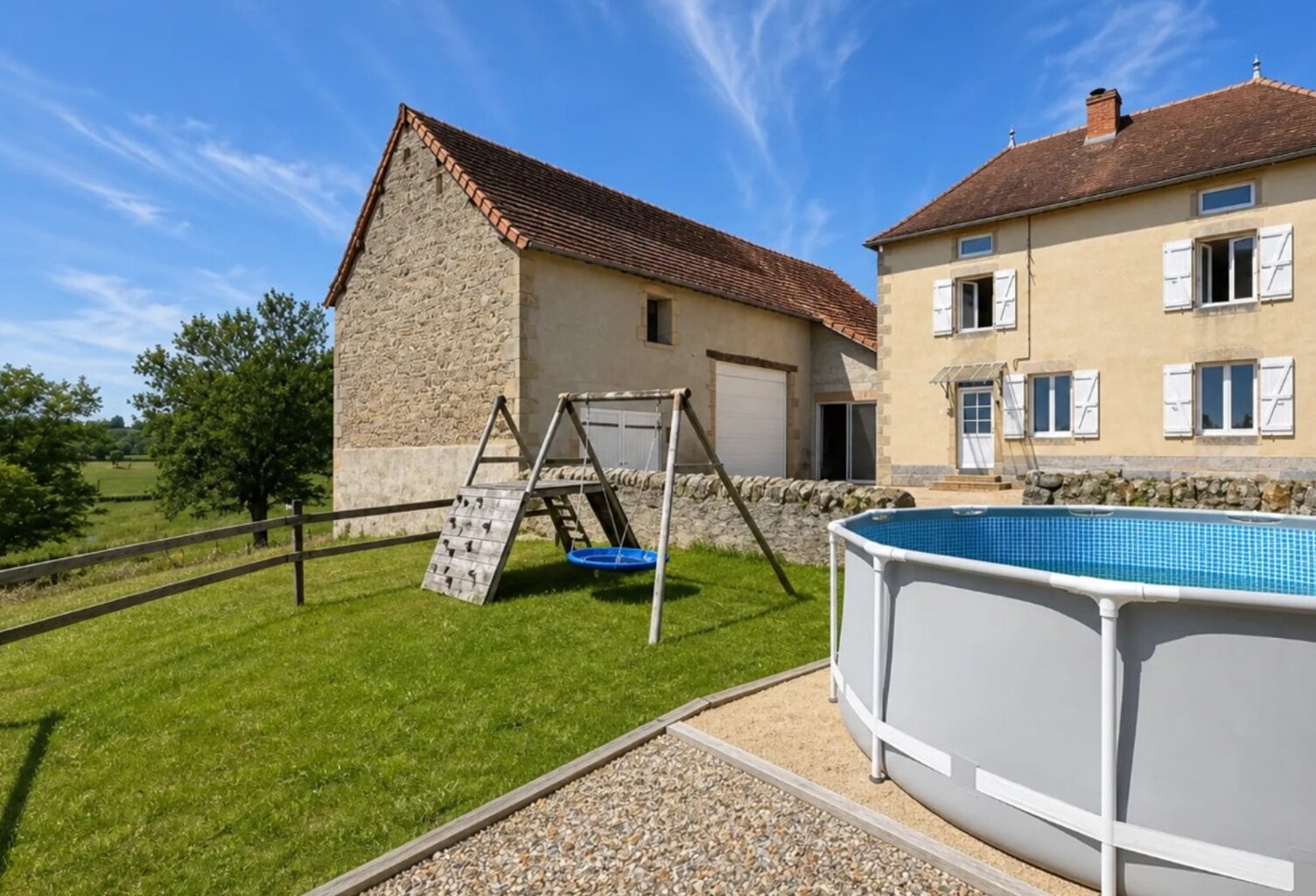 Belle propriété 6 pièces SAINT LAURENT EN BRIONNAIS + 1 Ha et des écuries (71) — photo 1