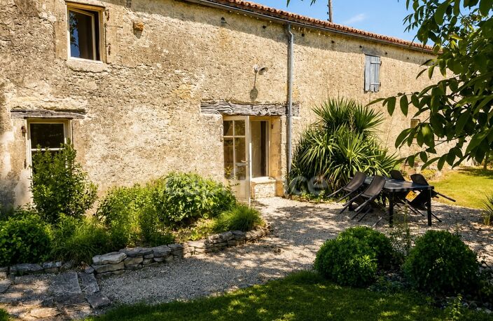 DOMAINE D’EXCEPTION DU XVIIᵉ SIÈCLE – 1 370 M² – 2 HECTARES – PISCINE – GÎTES & RÉCEPTIONS — photo 2