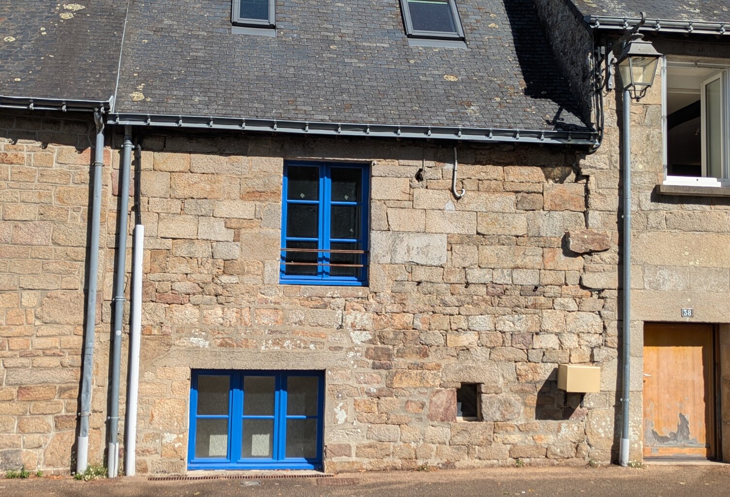 GUEMENE SUR SCORFF MAISON ATYPIQUE EN BON ETAT GENERAL DE 2 PIECES AVEC CAVE UNE DÉPENDANCE ET UN JARDINET — photo 1