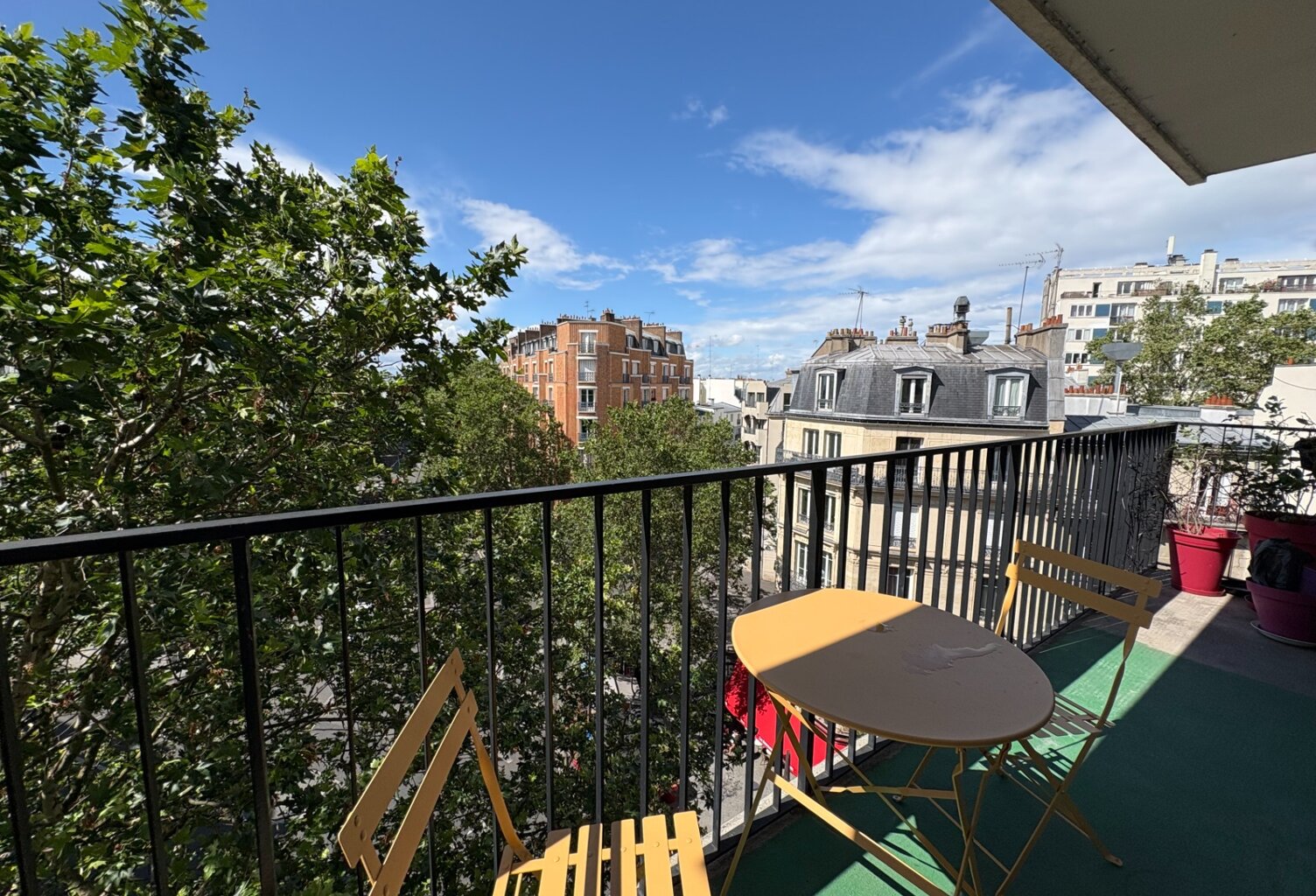 Paris 18e – Ordener / Marcadet – 6ème étage avec ascenseur, balcon-terrasse et vue dégagée — photo 1