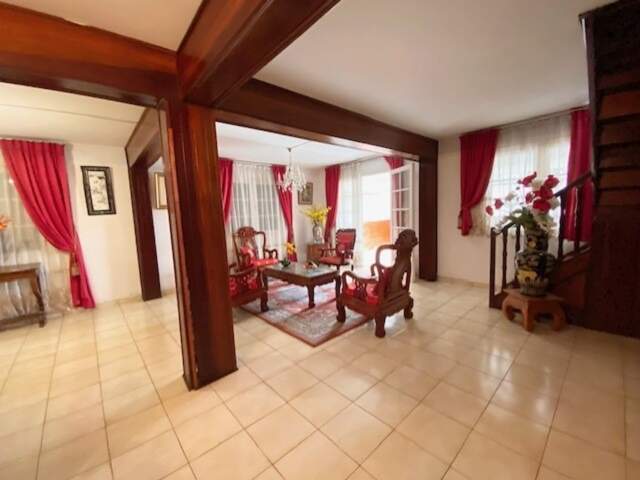 SAINT DENIS (974) Maison à vendre 8 pièces de 218 m² sur 2 niveaux - Garage - Sur parcelle de 755 m² — photo du bien