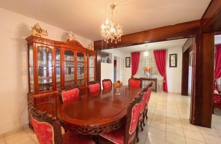 SAINT DENIS (974) Maison à vendre 8 pièces de 218 m² sur 2 niveaux - Garage - Sur parcelle de 755 m² — photo 2