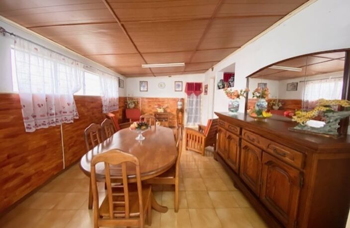 SAINT DENIS (974) Maison à vendre 8 pièces de 218 m² sur 2 niveaux - Garage - Sur parcelle de 755 m² — photo 3