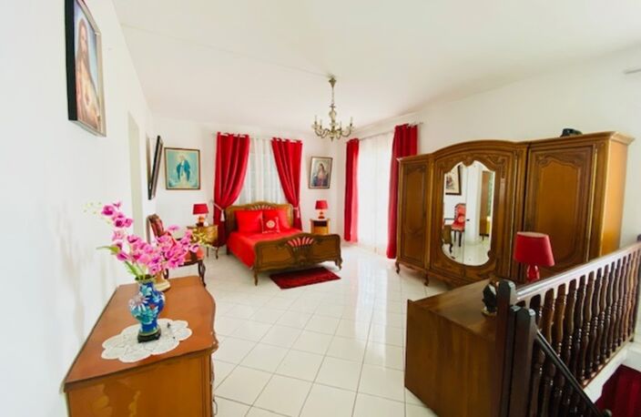 SAINT DENIS (974) Maison à vendre 8 pièces de 218 m² sur 2 niveaux - Garage - Sur parcelle de 755 m² — photo 5