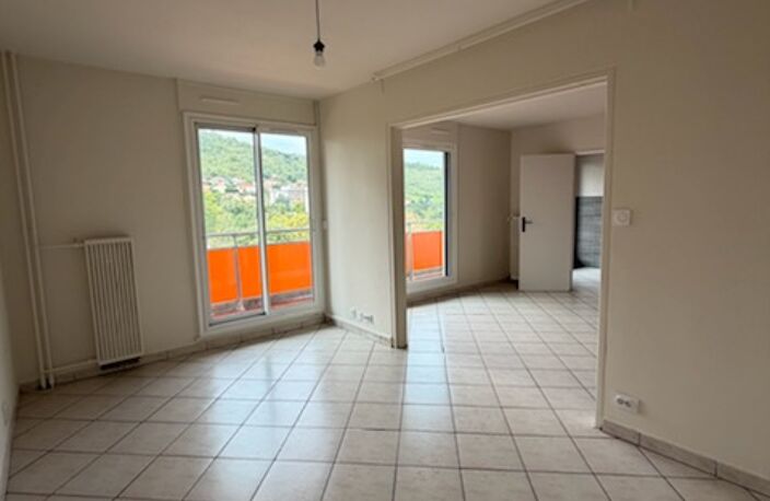 T4 bis - 93m² - CHAUFFAGE INCLUS - Quartier Croix-de-Neyrat — photo 2