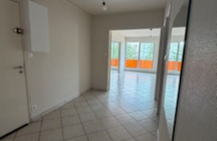 T4 bis - 93m² - CHAUFFAGE INCLUS - Quartier Croix-de-Neyrat — photo 3