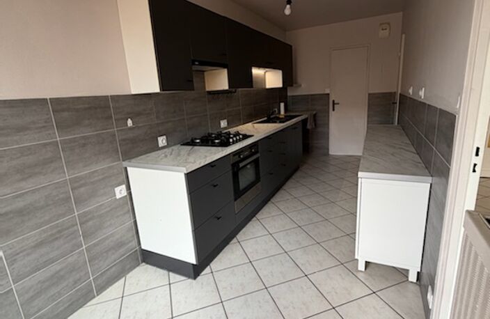 T4 bis - 93m² - CHAUFFAGE INCLUS - Quartier Croix-de-Neyrat — photo 4
