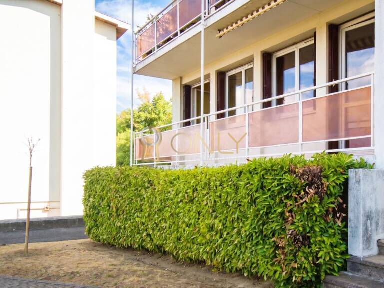 Jassans-Riottier - Appartement T3 à rénover - à vendre — photo 1