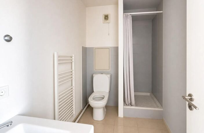 À VENDRE – STUDIO AU DERNIER ÉTAGE – GRENOBLE CENTRE — photo 5