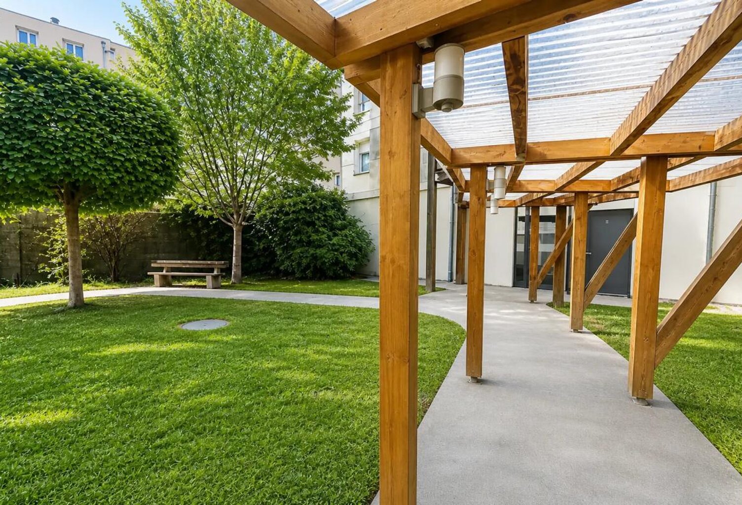 À VENDRE – STUDIO AU DERNIER ÉTAGE – GRENOBLE CENTRE — photo 1