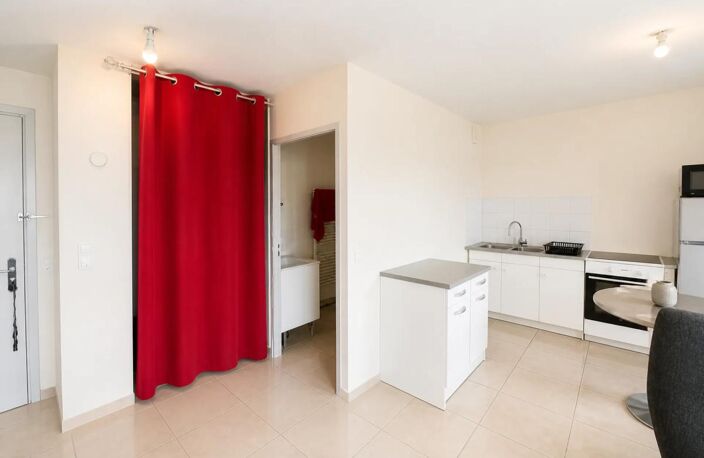 À VENDRE – STUDIO AU DERNIER ÉTAGE – GRENOBLE CENTRE — photo 4