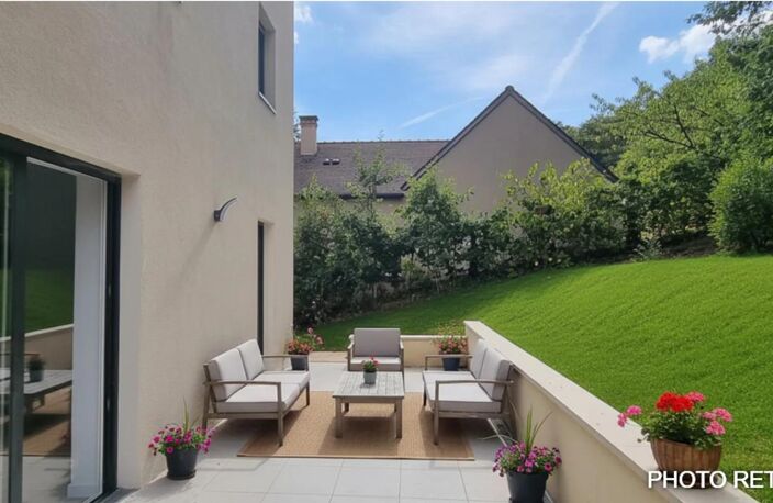 Maison neuve de 2025 avec 5 chambres, terrasse et vue dégagée — photo 2