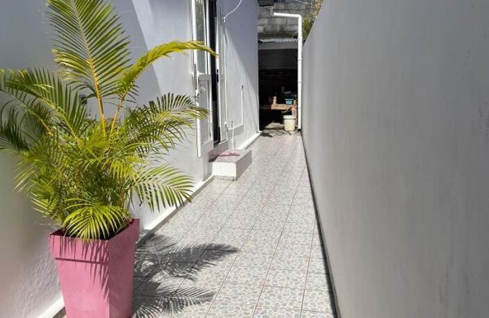 FABIEN TEKA IMMO vous propose à la vente une maison F4 mitoyenne située à Sainte Marie dans le quartier de Beaumont, ile de la Réunion — photo 2
