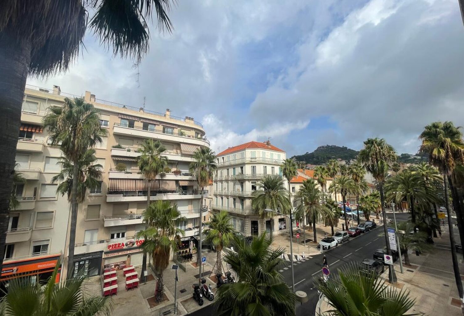 A VENDRE HYERES LES PALMIERS 83400 ELEGANT 2 PIECES ENTIEREMENT RENOVE AVEC BALCON ET VUE DEGAGEE — photo 1
