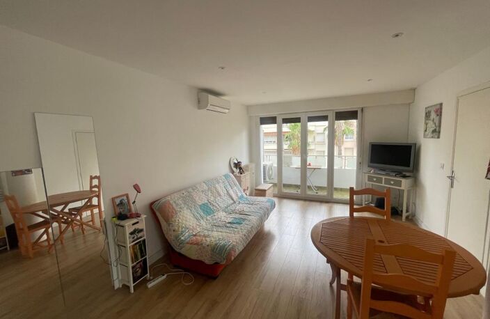 A VENDRE HYERES LES PALMIERS 83400 ELEGANT 2 PIECES ENTIEREMENT RENOVE AVEC BALCON ET VUE DEGAGEE — photo 2