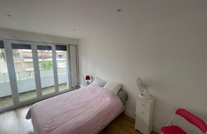 A VENDRE HYERES LES PALMIERS 83400 ELEGANT 2 PIECES ENTIEREMENT RENOVE AVEC BALCON ET VUE DEGAGEE — photo 4