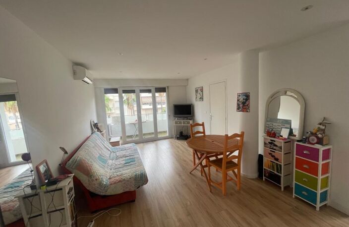 A VENDRE HYERES LES PALMIERS 83400 ELEGANT 2 PIECES ENTIEREMENT RENOVE AVEC BALCON ET VUE DEGAGEE — photo 5
