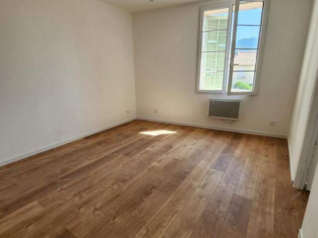 Appartement À Louer VIDE — photo du bien