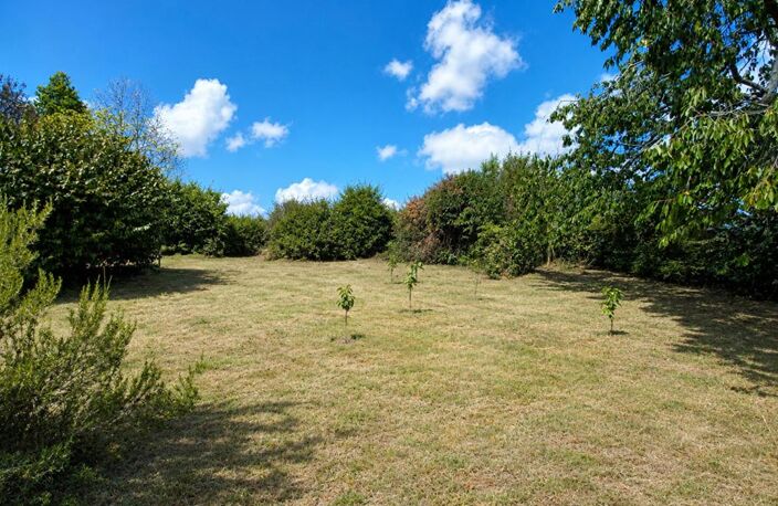 Sally Hickey vous propose EN EXCLUSIVITÉ un terrain à bâtir de 669 m² dans la commune de NIVILLAC — photo 3