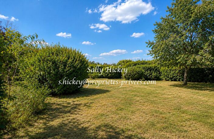 Sally Hickey vous propose ce terrain constructible de 665 m²  dans la commune de NIVILLAC. EN EXCLUSIVITÉ — photo 2