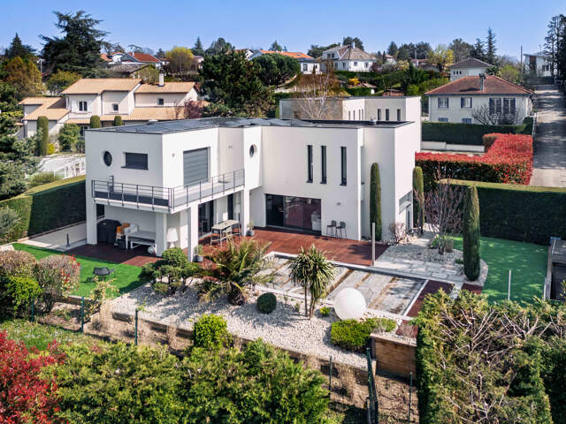 Maison contemporaine de 187m2 sur son terrain de 1000m2. — photo du bien