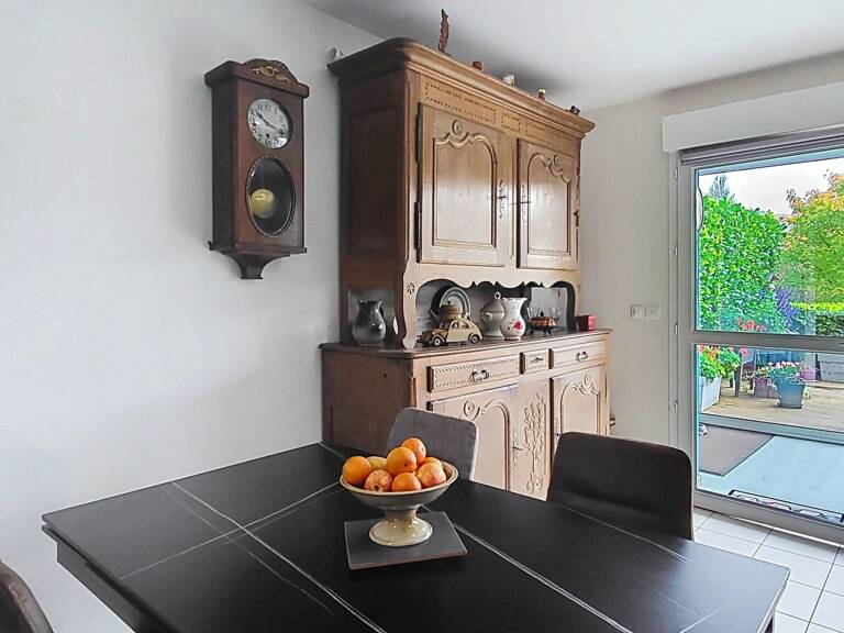 Appartement T2 avec véranda, terrasse, place de parking, carpot et garage à Saint-Ferjeux. Au calme. — photo 1