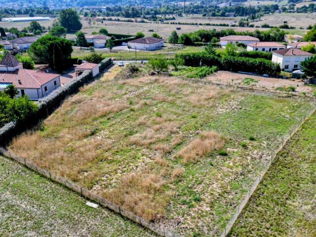 Terrain constructible de 4444m2 — photo du bien