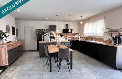 Maison-plain-pied 130 m²  5 chambres  Terrain 1 070 m²  Piscinable- borne électrique pour recharger voiture. — photo du bien