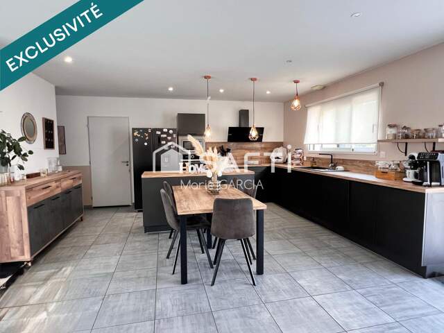 Maison-plain-pied 130 m²  5 chambres  Terrain 1 070 m²  Piscinable- borne électrique pour recharger voiture. — photo du bien