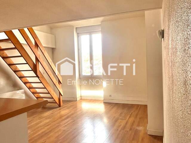 Appartement T2 bis de 55m2 avec mezzanine au dernier étage d'un immeuble en pierre. — photo du bien