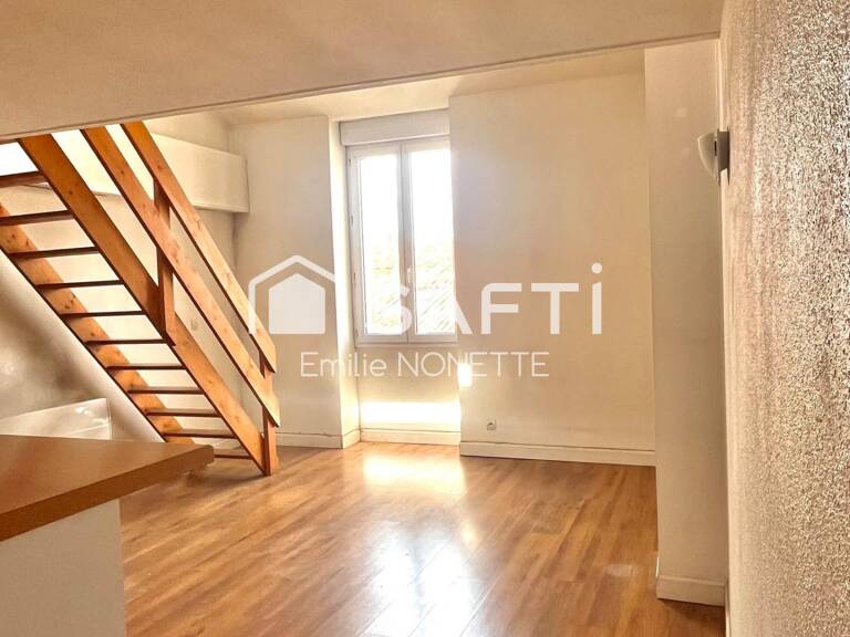 Appartement T2 bis de 55m2 avec mezzanine au dernier étage d'un immeuble en pierre. — photo 1