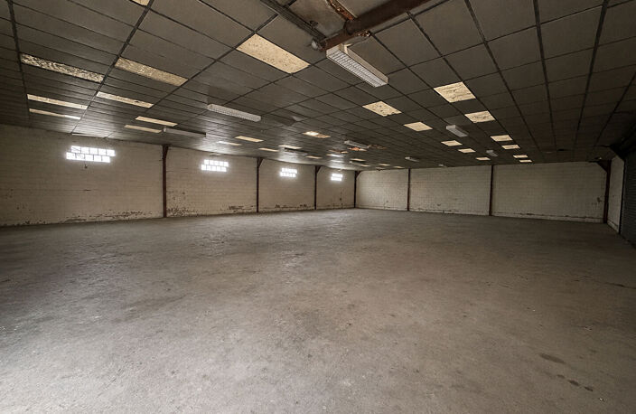 RARE, Bâtiment de 450 m² à fort potentiel : Activité, stockage ou projet de loft(s) — photo 3
