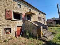 *** EXCLUSIVITE ***  À RENOVER - MAISON EN PIERRE AVEC JARDINET ET DEPENDANCES *** ISSERTEAUX 63270 *** — photo 3
