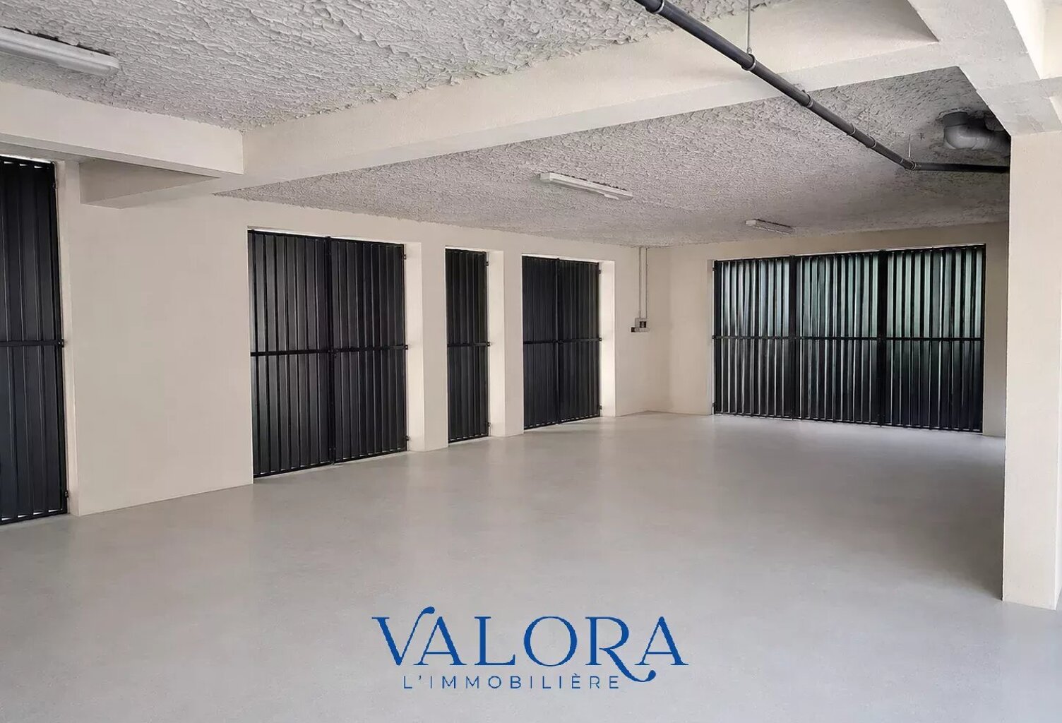 GRAND BOX 75 m2 - centre-ville de SAINT-REMY-DE-PROVENCE — photo 1