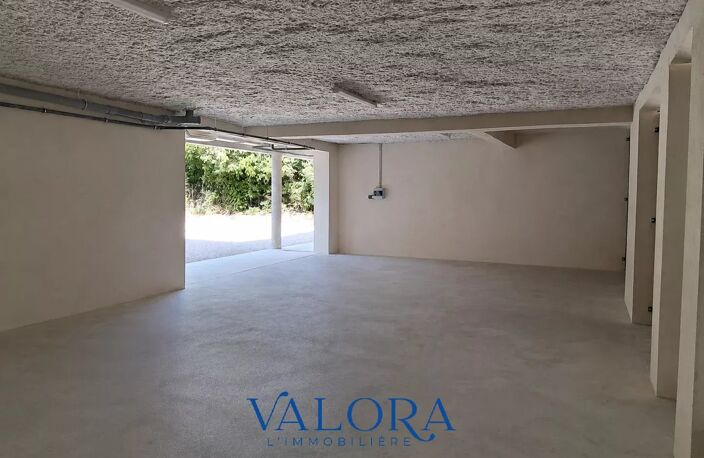 GRAND BOX 75 m2 - centre-ville de SAINT-REMY-DE-PROVENCE — photo 2