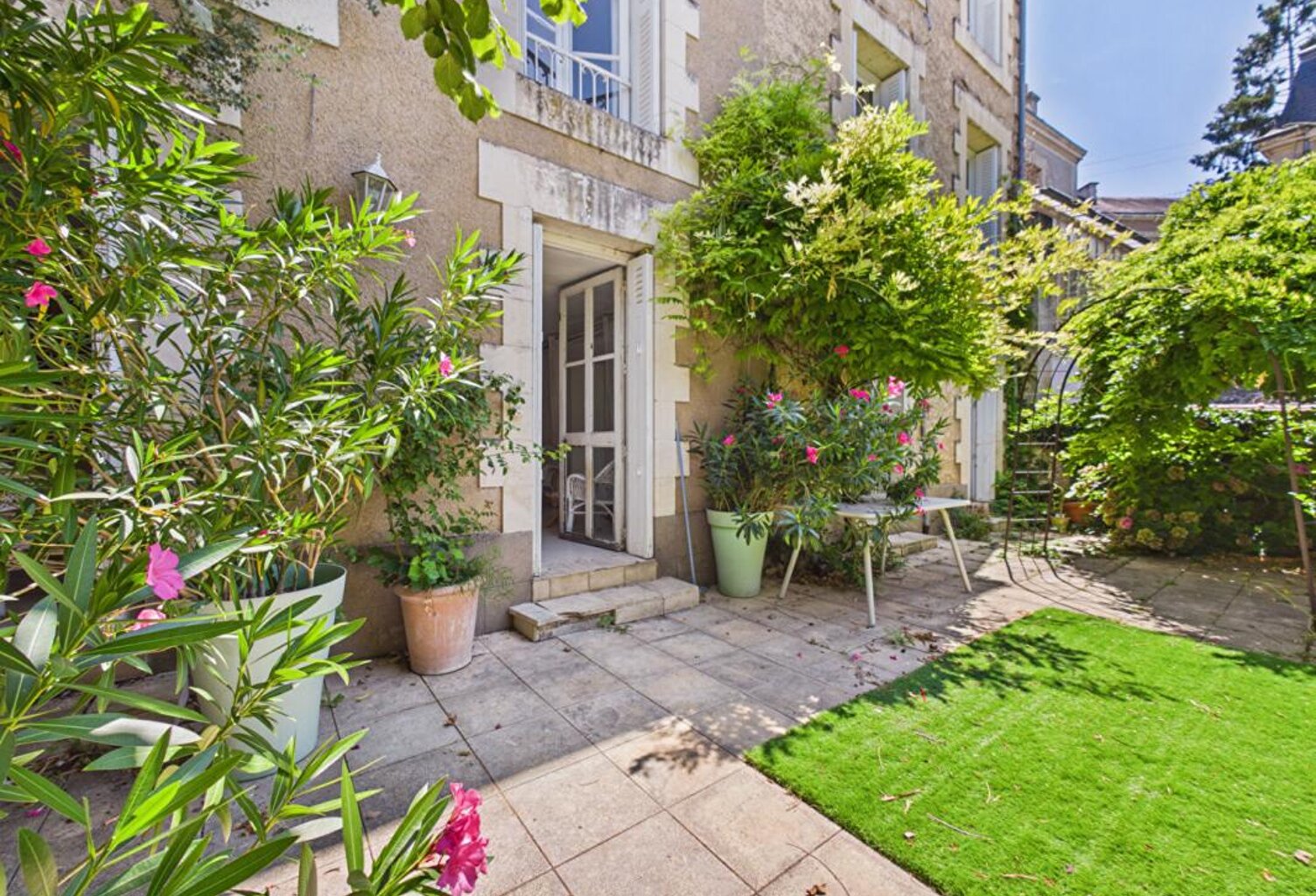 Demeure de caractère  de 376 m2 sur le plateau de Poitiers avec 10 chambres et jardin — photo 1