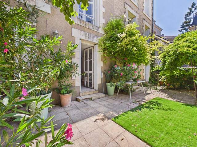 Demeure de caractère  de 376 m2 sur le plateau de Poitiers avec 10 chambres et jardin — photo du bien