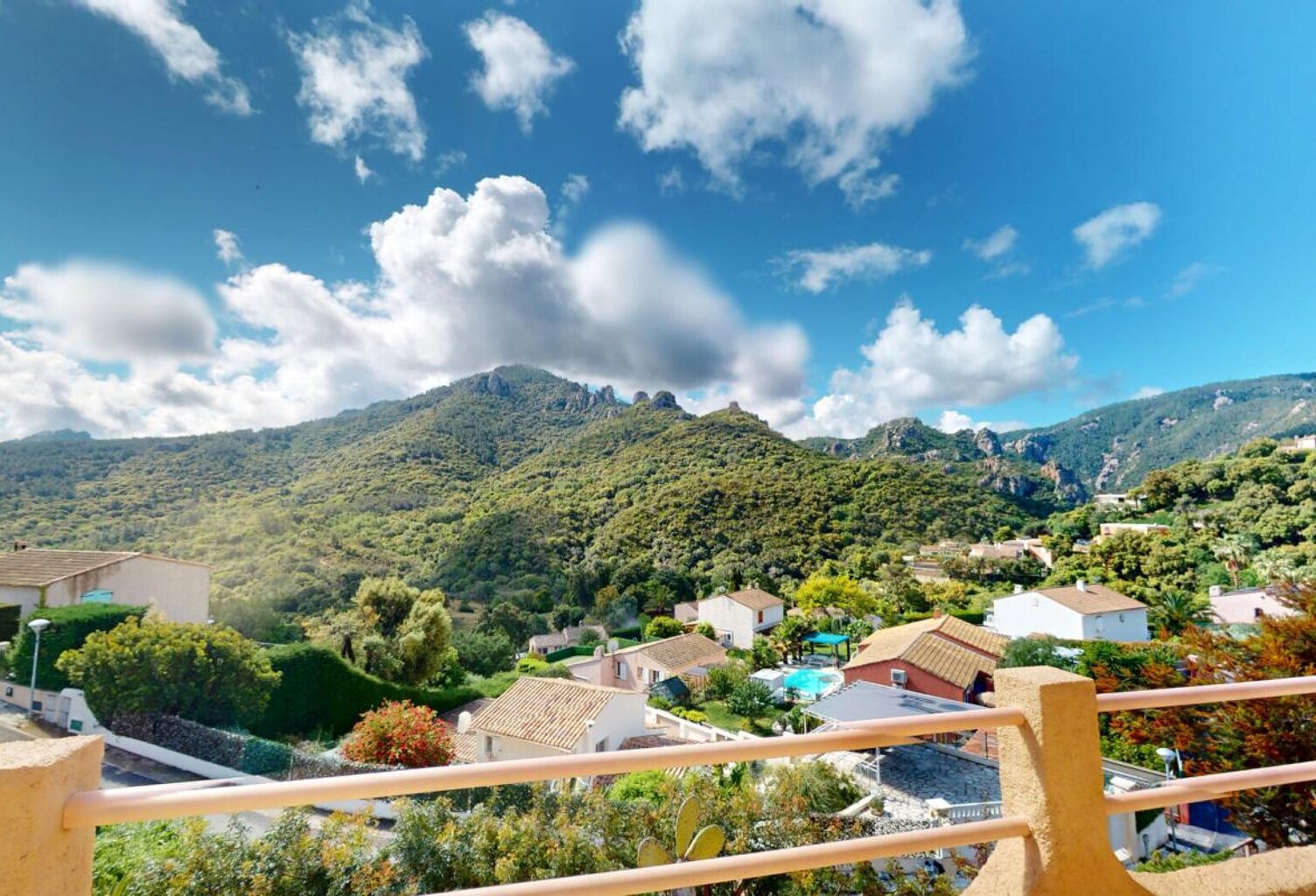 Villa avec vue panoramique sur l'Esterel et garage 2 voitures — photo 1
