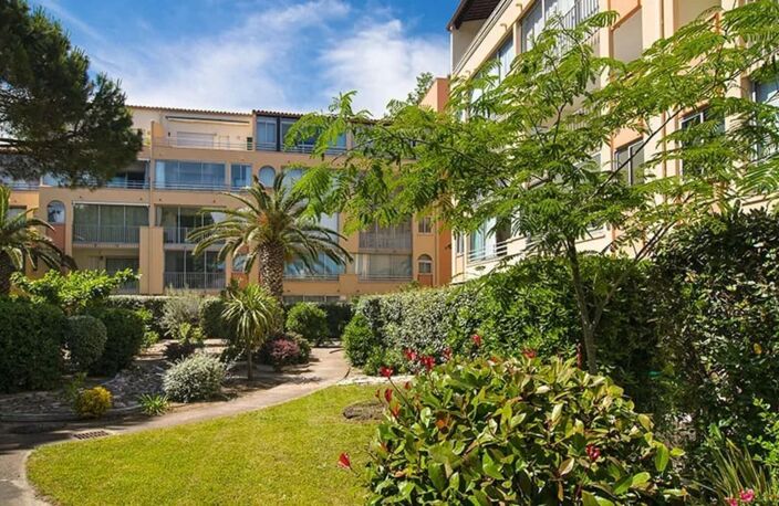 APPARTEMENT MEUBLÉ AVEC CABINE FERMÉE – LOGGIA 10M² – PISCINE & PARKING – LE CAP D'AGDE — photo 2