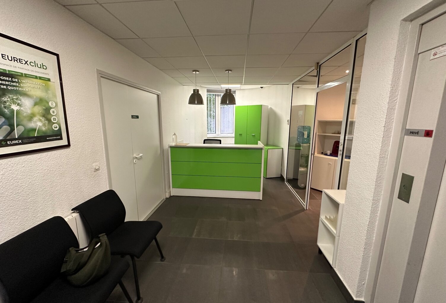 Bureau à louer VENISSIEUX (69), à 50m du périphérique, bureaux d'une surface totale de 74,57 m² + 3 places de parking — photo 1
