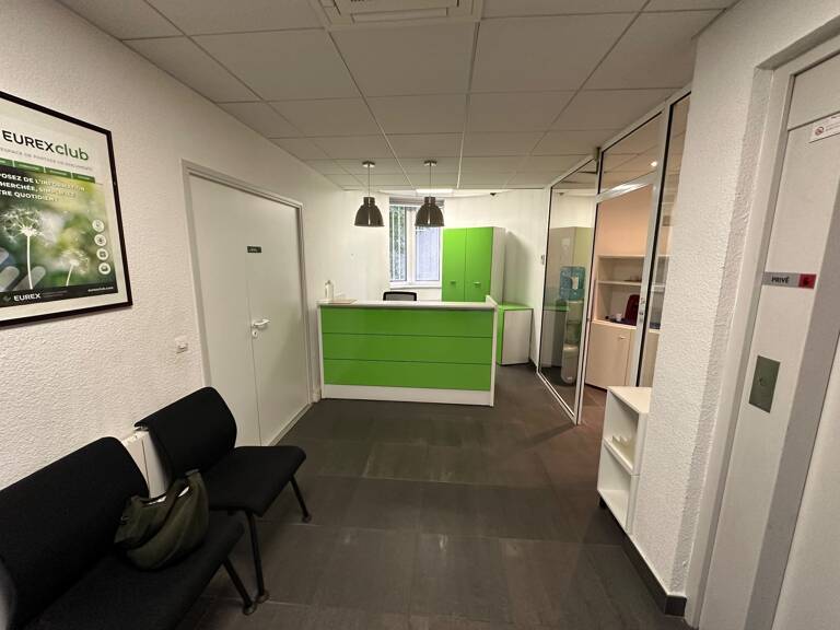 Bureau à louer VENISSIEUX (69), à 50m du périphérique, bureaux d'une surface totale de 74,57 m² + 3 places de parking — photo 1