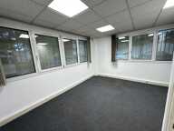 Bureau à louer VENISSIEUX (69), à 50m du périphérique, bureaux d'une surface totale de 74,57 m² + 3 places de parking — photo 2